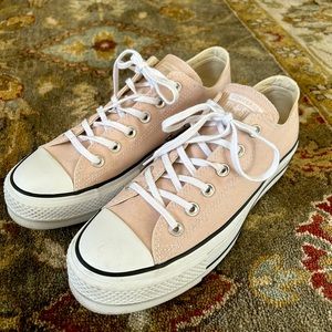 Light pink platform low top Converse!